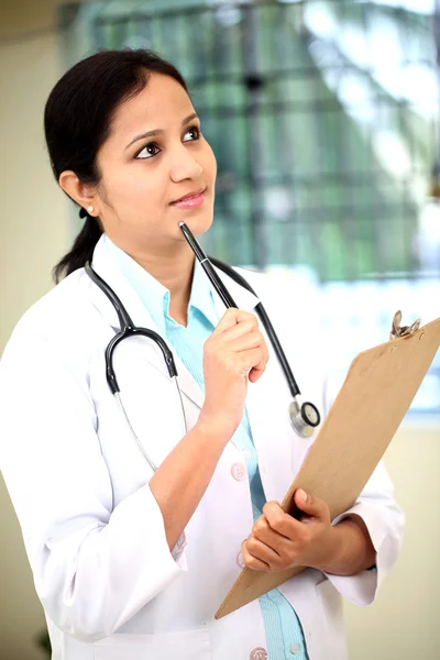 Female doctor holding a clipboard — Stock Photo, Image