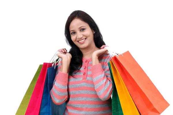 Joven feliz mujer sonriente con bolsas de compras — Foto de Stock