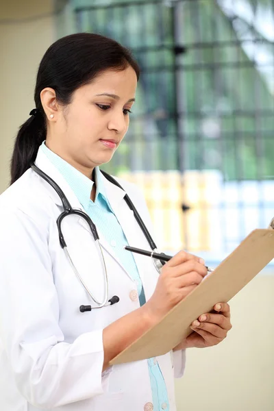 Female doctor holding a clipboard — Stock Photo, Image