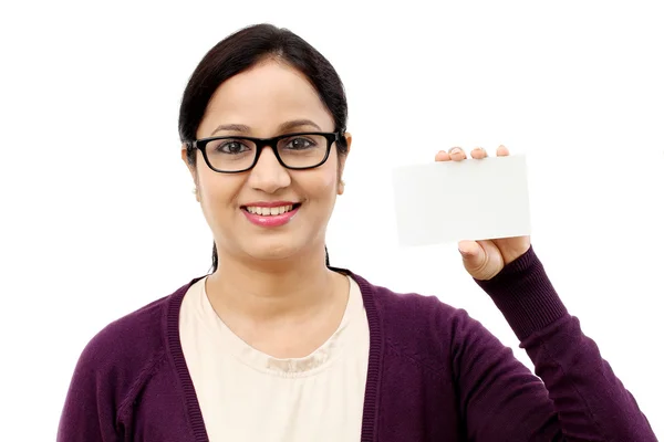 Mujer mostrando tarjeta de visita en blanco contra blanco —  Fotos de Stock