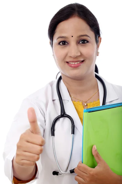 Jovem indiana feminino médico mostrando polegares para cima contra branco backg — Fotografia de Stock