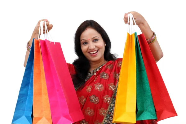 Mujer india tradicional sosteniendo bolsas de compras —  Fotos de Stock