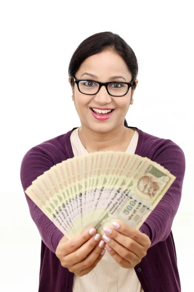 Excitada jovem bem sucedida segurando contas de rupia indiana — Fotografia de Stock