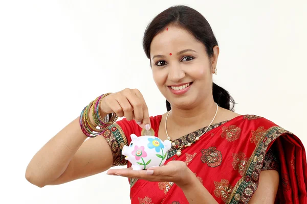 Traditionele Indiase vrouw met een spaarvarken en rupee munt-Mon — Stockfoto