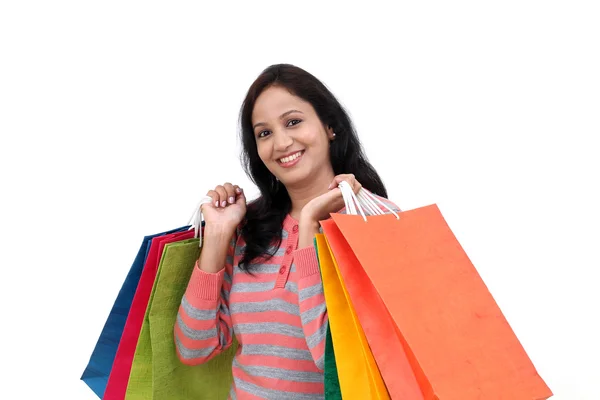 Joven feliz mujer sonriente con bolsas de compras — Foto de Stock