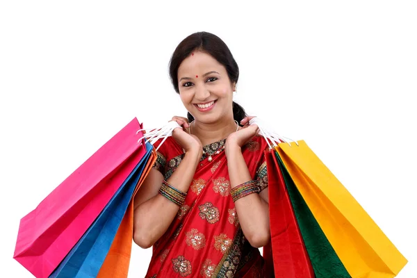 買い物袋を保持している伝統的なインド女性 — ストック写真