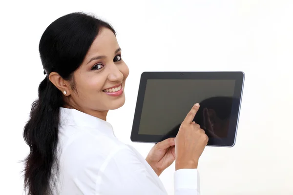 Young woman using digital tablet computer — Stock Photo, Image