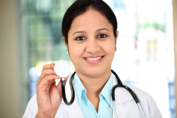Portrait de femme médecin indienne — Photo