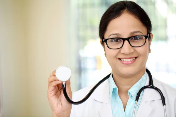 Indiai női orvos arcképe — Stock Fotó