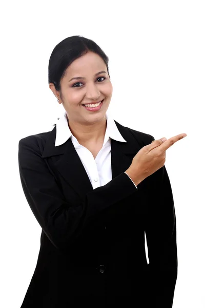 Happy young business woman pointing at copy space — Stock Photo, Image