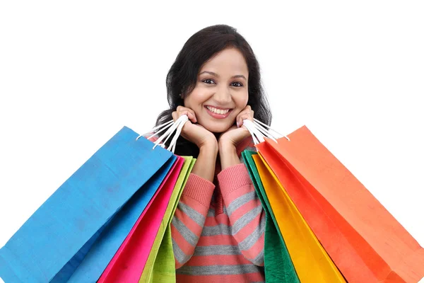 Junge glücklich lächelnde Frau mit Einkaufstüten — Stockfoto
