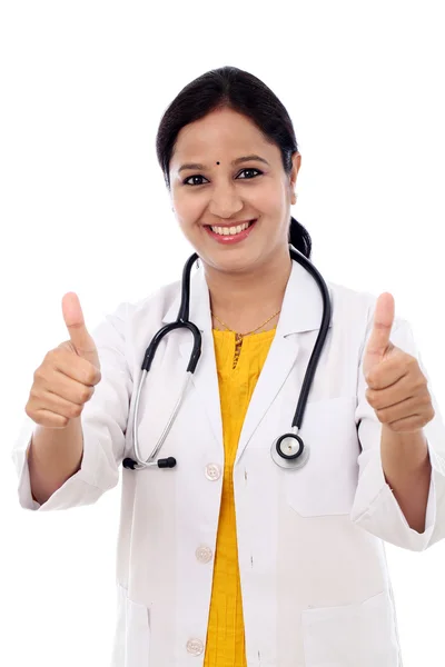 Mladá indická žena doktor ukazuje palec — Stock fotografie