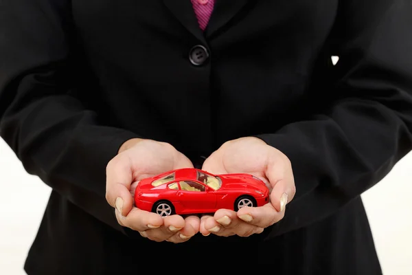 ビジネスの女性と彼女の手でおもちゃの車 — ストック写真