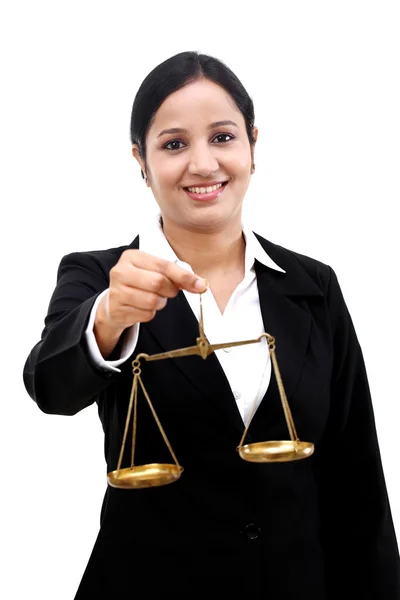 Молодая деловая женщина держит весы правосудия — стоковое фото