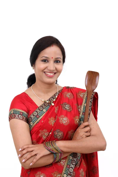 Traditionele Indiase vrouw met houten pollepel — Stockfoto