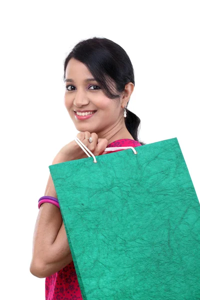 Jonge vrolijke lachende vrouw met boodschappentassen — Stockfoto