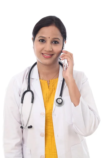 Młody lekarz kobiece rozmowy na telefon komórkowy — Zdjęcie stockowe