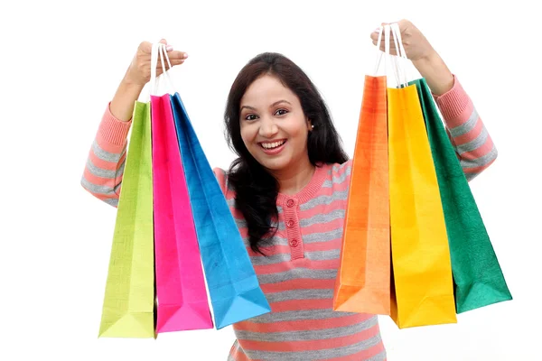 Jonge vrolijke lachende vrouw met boodschappentassen — Stockfoto