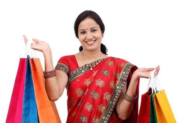Traditionelle indische Frau mit Einkaufstaschen — Stockfoto
