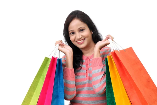 Joven feliz mujer sonriente con bolsas de compras —  Fotos de Stock