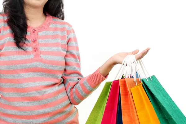 Jonge vrolijke lachende vrouw met boodschappentassen — Stockfoto