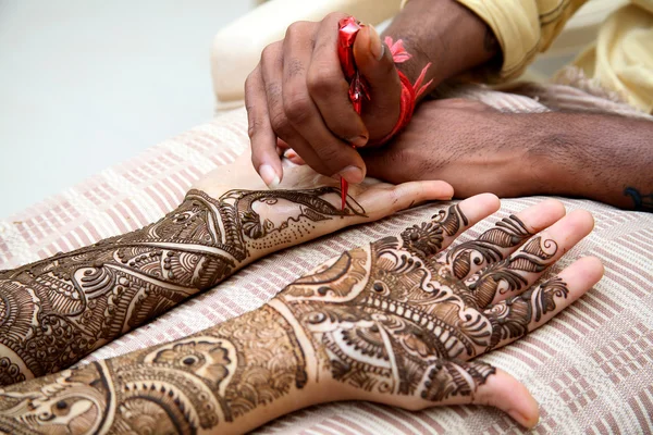 Henna wordt toegepast aan de hand van bruid — Stockfoto