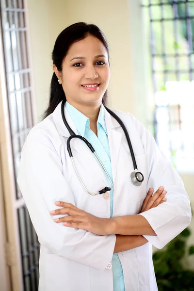 Женщина-врач в интерьере больницы — стоковое фото