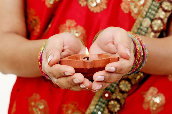 Руки держат традиционную индийскую лампу — стоковое фото