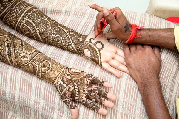 Henna wordt toegepast aan de hand van bruid — Stockfoto