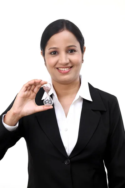 Mujer de negocios sosteniendo reloj de arena —  Fotos de Stock