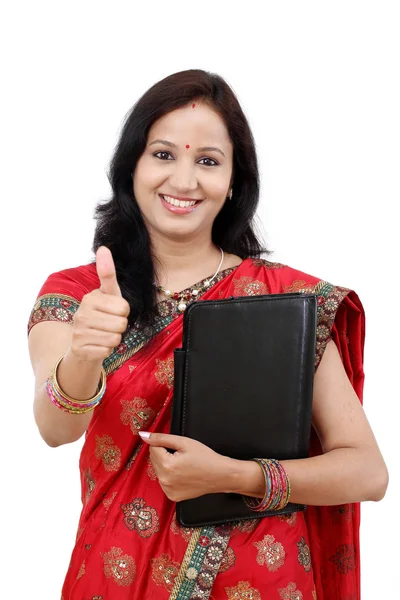 传统的印度女人现身竖起大拇指 — 图库照片