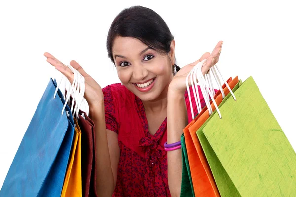 Joven feliz mujer sonriente con bolsas de compras —  Fotos de Stock