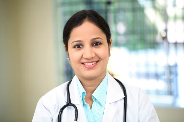 Женщина-врач в интерьере больницы — стоковое фото