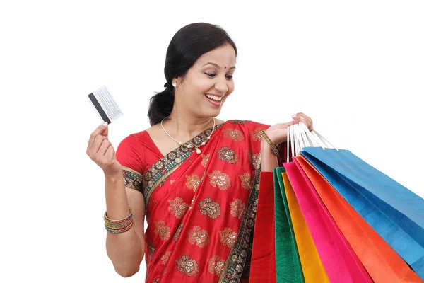 ショッピング バッグやクレジット ca 若い笑顔の伝統的な女性 — ストック写真