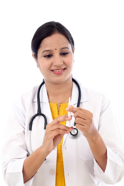 Strzykawka gospodarstwa kobiece kobieta lekarz w dłoni na tle — Zdjęcie stockowe