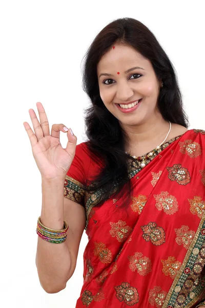 Gelukkig traditionele Indiase vrouw ok gebaar maken — Stockfoto