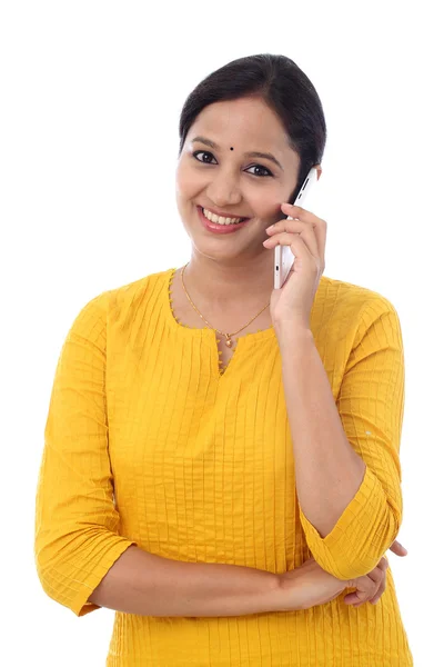 Mujer joven y feliz hablando por teléfono móvil —  Fotos de Stock