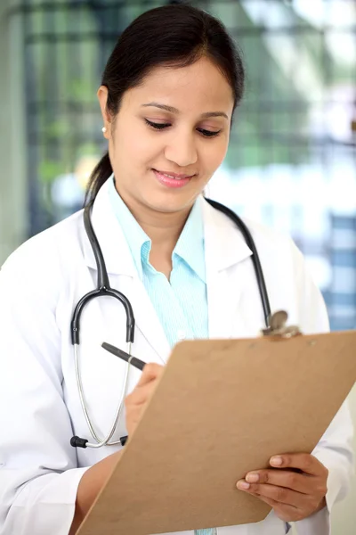 Female doctor holding a clipboard — Stock Photo, Image