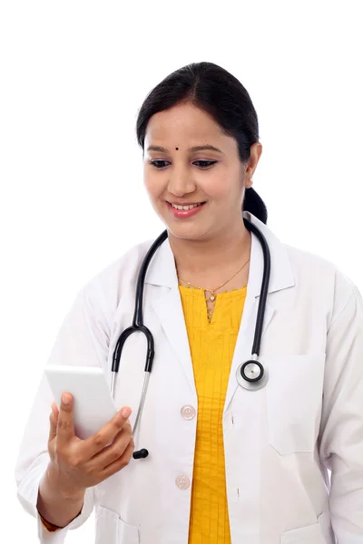 Médica feminina procurando mensagem de texto no celular — Fotografia de Stock