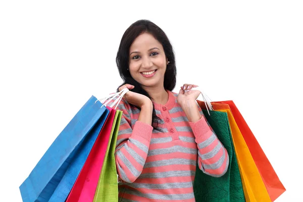 Jovem mulher sorridente feliz com sacos de compras — Fotografia de Stock