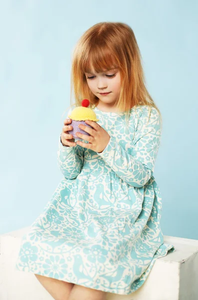 Hermosa niña con cupcake —  Fotos de Stock