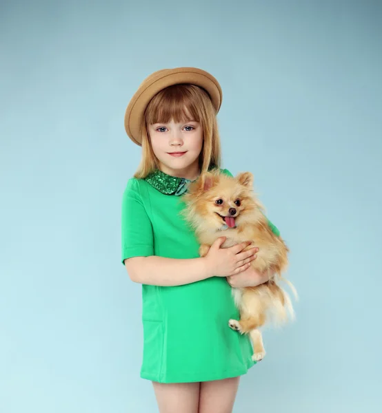 Όμορφο κορίτσι με το γλυκό σκυλί — Φωτογραφία Αρχείου