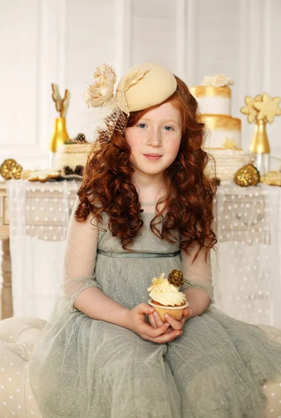 漂亮的小女孩与小蛋糕 — 图库照片