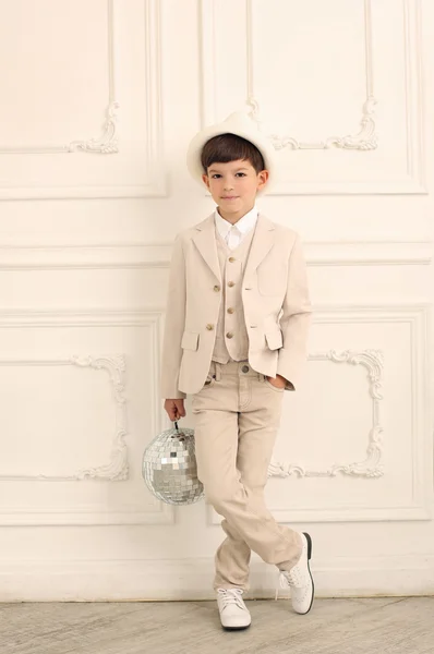 Un chico lindo con traje blanco y sombrero. De interior —  Fotos de Stock