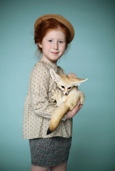 Krásná dívka s sladká malá liška — Stock fotografie