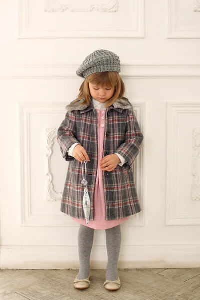 Όμορφο μικρό κορίτσι invintage παλτό — Φωτογραφία Αρχείου