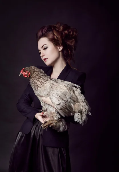 Güzel kadın ve tavuk — Stok fotoğraf
