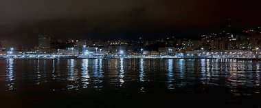 Ceneviz, İtalya geceleri gökyüzünde suyla yansıyan ışıklarla.