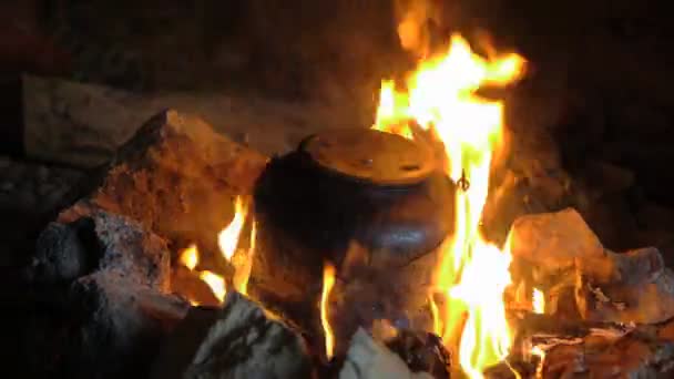 La tetera en el fuego, la noche, en — Vídeos de Stock