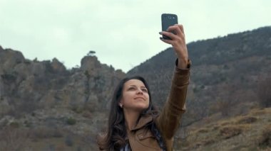 Güzel kız selfie akıllı telefonu ile yapar. Tonlu görüntü